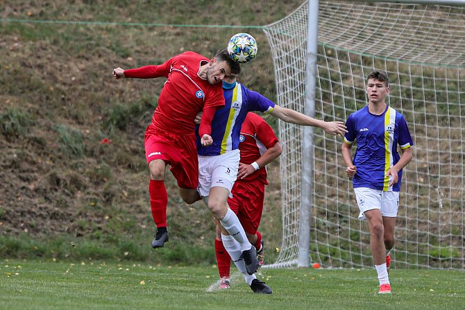 Fotbalisté FK Nepomuk (na archivním snímku hráči v modrých dresech) porazili Sušici na její půdě vysoko 4:0.