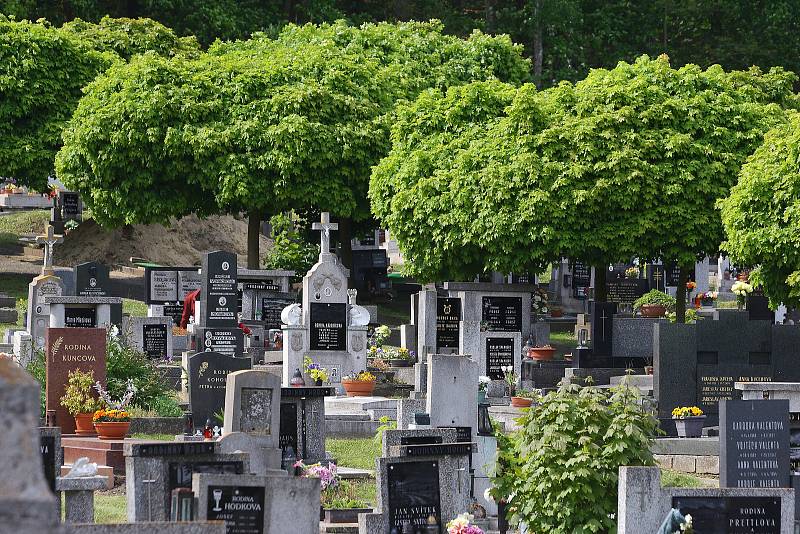 Rodina a blízcí se v pátek rozloučili s oběťmi tragické dopravní nehody osobního auta a vlaku u Kamenného Újezdu na Plzeňsku. Poslední rozloučení proběhlo na hřbitově v Nýřanech.