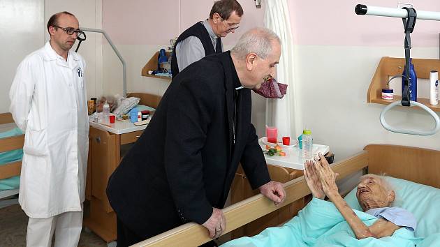 Emeritní biskup František Radkovský navštívil pacienty Rokycanské nemocnice.