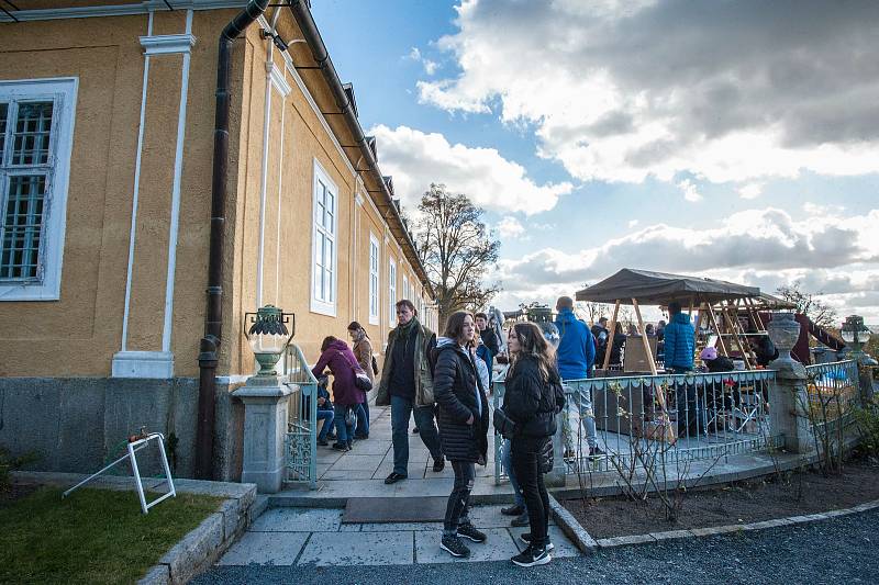 Na zámku kozel ve Šťáhlavech probíhá po celý víkend tradiční podzimní jarmark. Návštěvníky zde čeká chutné jídlo, dobré pití, originální řemeslné produkty a atrakce pro děti.