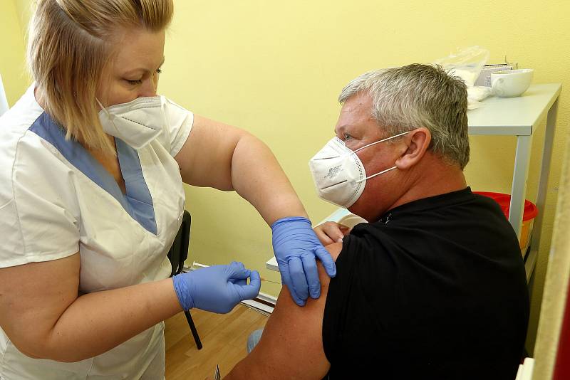 Očkování ve Stodu na jižním Plzeňsku je od úterý v nových prostorách v bývalém Centru sociálních služeb, v ulici 28. října 377. Stodská nemocnice podala od března už 53 tisíc dávek vakcíny. K dispozici jsou Pfizer, Moderna i Johnson.