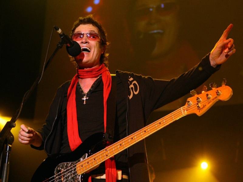 Žebřík: Glenn Hughes.