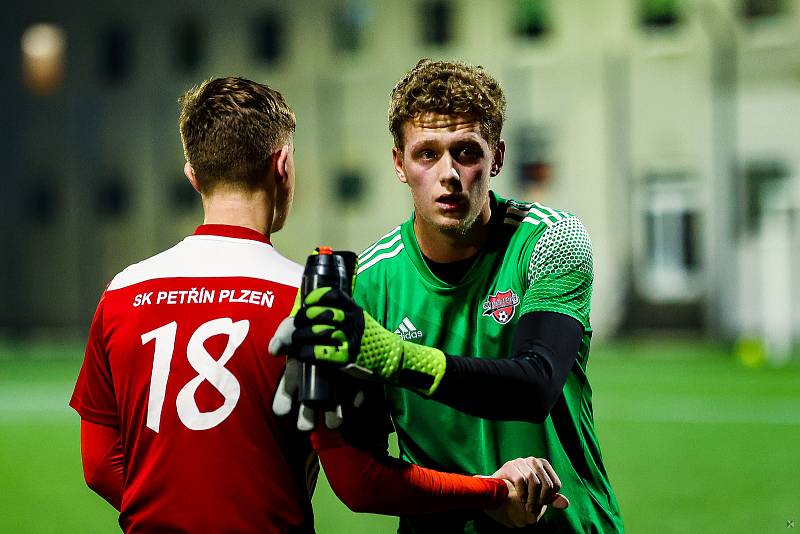 15. kolo krajského přeboru: SK Petřín Plzeň B - TJ Sokol Lhota (na snímku fotbalisté ve žlutých dresech) 5:1 (3:0).