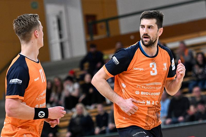 První čtvrtfinále play-off extraligy házenkářů ovládl Talent tým Plzeňského kraje, který v pátek porazil doma SKKP Handball Brno 33:25. 