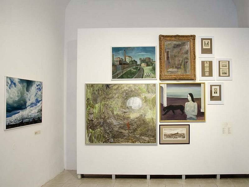 Pohled do výstavních prostor Galerie města Plzně, v nichž až do 10. ledna trvá výstava 20 let Artotéky města Plzně (1996 – 2016)