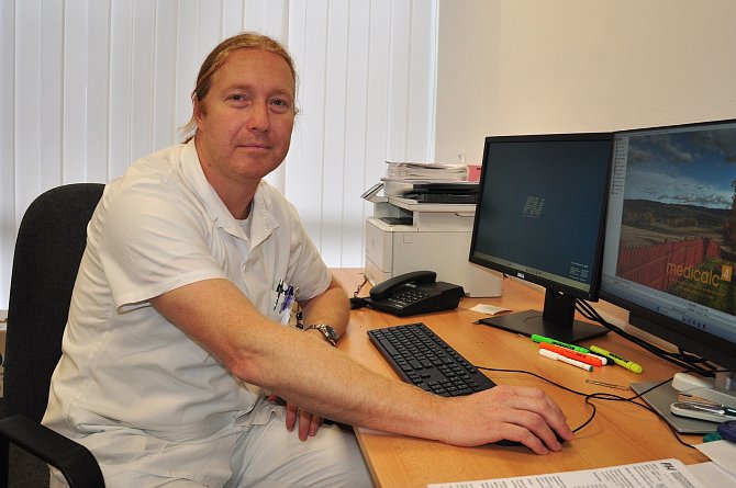 Doktor Lukáš Kielberger, koordinátor dárcovského programu transplantačního centra Fakultní nemocnice v Plzni, byl jedním z lékařů, kteří během divadelního představení řešili skutečnou transplantaci