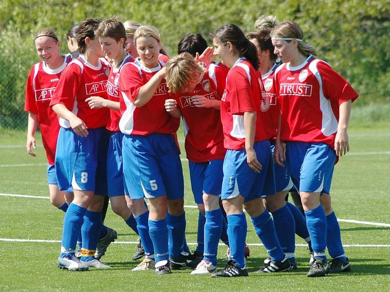 Fotbalistky Viktorie Plzeň se radují z vyrovnávací branky na 1:1 v prvním poločase sobotního ligového utkání s Hradcem Králové