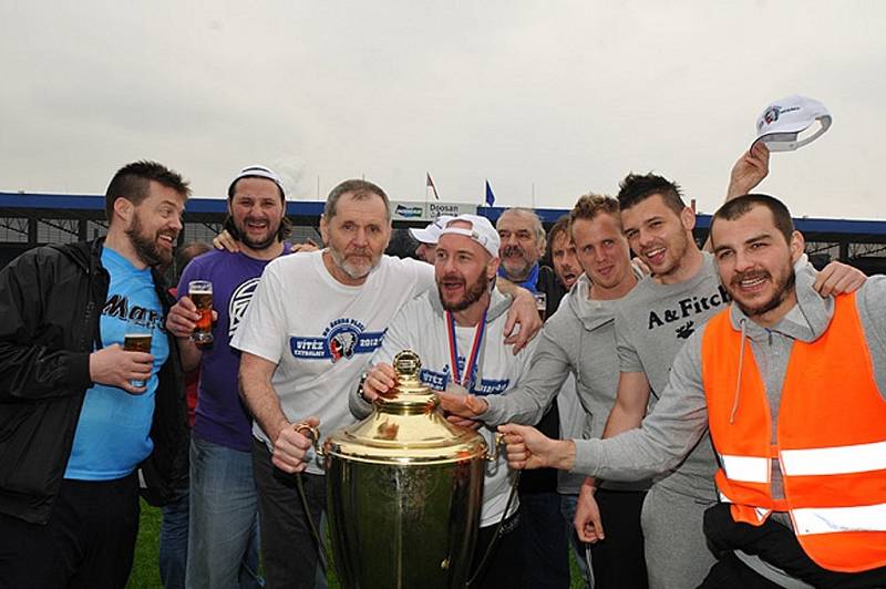 Hokejoví mistři zavítali druhý den po zápase hned po ránu k fotbalistům Viktorie Plzeň