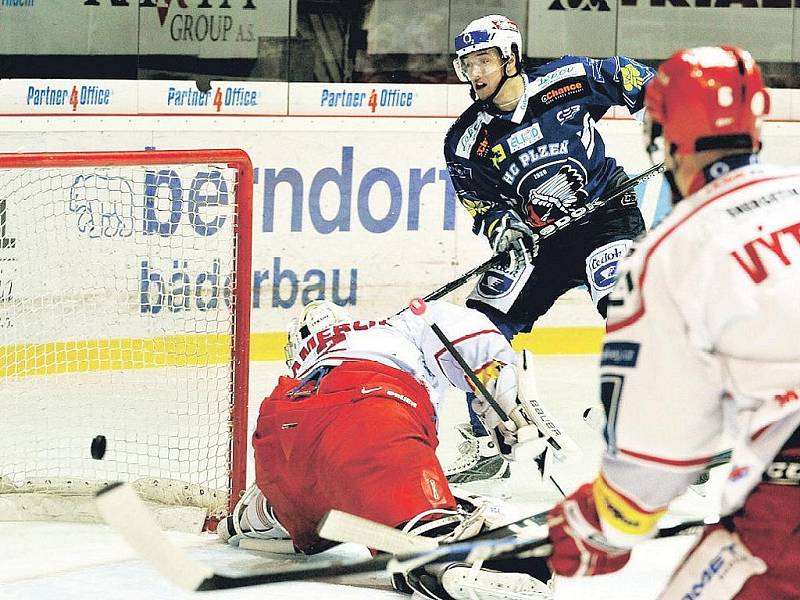 Plzeňský útočník Jan Kovář (vpravo) otevírá skóre pátečního utkání hokejové extraligy v Třinci, které však Západočeši nakonec v prodloužení prohráli.