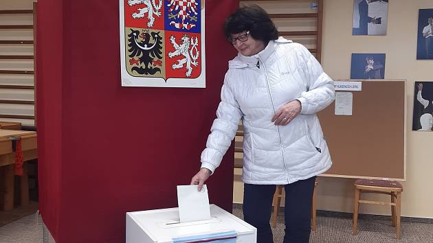 Volby v Bukové. Volit přišla i bývalá starostka Eva Frank, která obec vedla 16 let.