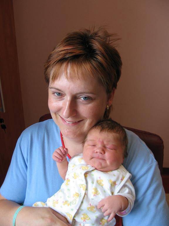 Tříletý Honzík Jaroš z Plzně řekl své mamince, že jí bude pomáhat koupat novorozenou sestřičku Verunku (2,69 kg/47 cm), která se narodila rodičům Jitce a Janu 6. července v 16.35 hod. ve FN v Plzni