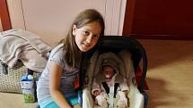 Lilly Anna Tomešová se narodila 15. července ve 4:45 mamince Michaele a tatínkovi Pavlovi z Plzně. Po příchodu na svět ve fakultní nemocnici vážila sestřička devítileté Nely Antonie a pětiletého Sebíka 3050 gramů a měřila 48 centimetrů