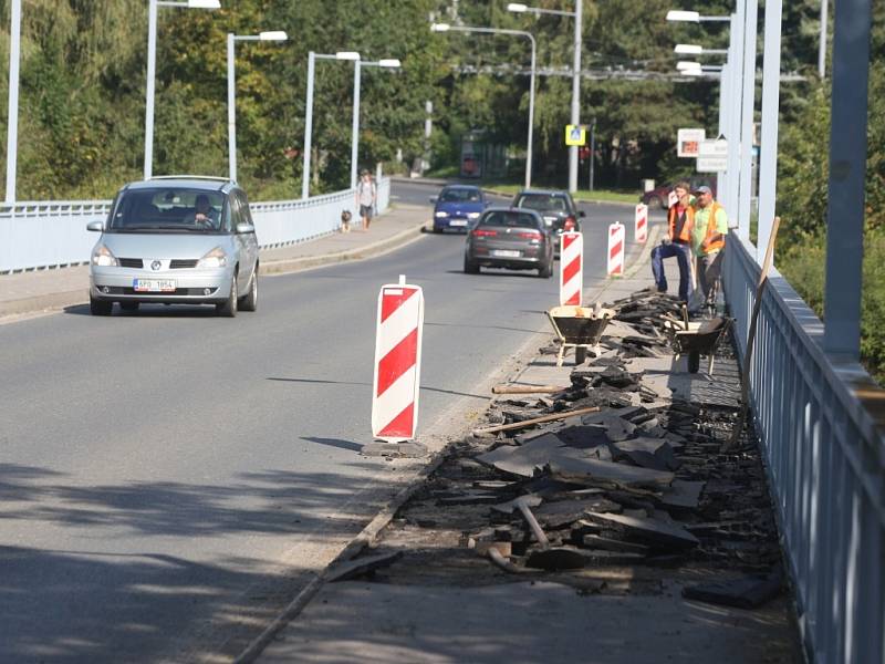 Tyršův most čeká velká rekonstrukce. Začalo se s chodníky