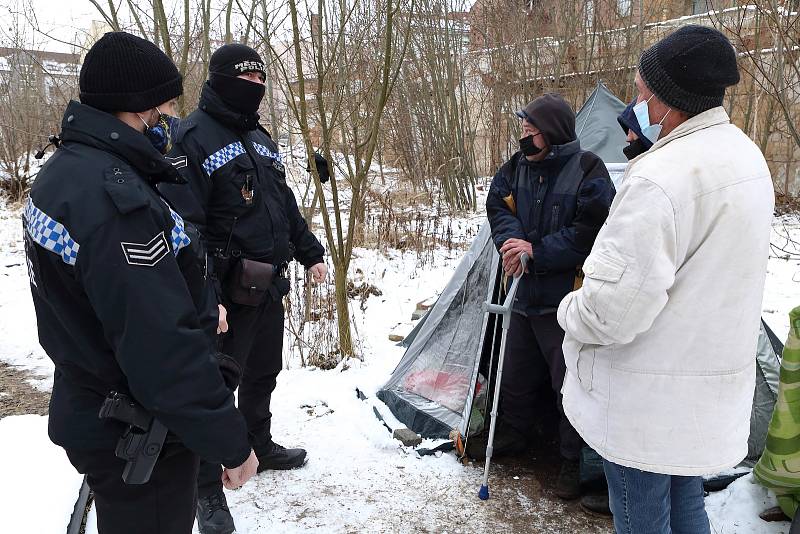 Plzeňští strážníci při pravidelné kontrole bezdomovců.