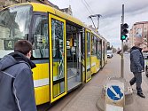 K vážné nehodě došlo také v pondělí na náměstí Míru v Plzni, kde tramvaj srazila chodkyni.