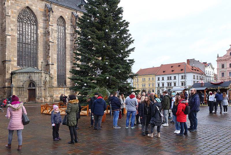 Stovky lidí se vypravily na Štědrý den do centra Plzně, kde si mohli vyzvednout od skautů Betlémské světlo.