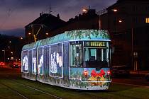 Vánoční tramvaj vyjede do plzeňských ulic v neděli 27. listopadu. V neděli na speciální trase a od pondělí pravidelně v pracovní dny na lince 1 a o víkendech na linkách 2 a 4. Tramvaj vyzdobená přibližně dvěma tisíci světýlek bude jezdit do konce roku.