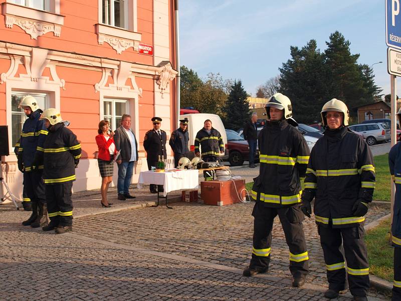 Předání nového vozu Sboru doborovolných hasičů Starý Plzenec.