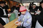 Představitelé třetího obvodu na náměstí Republiky rozlévali polévku