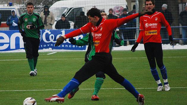 Obránce Viktorie Plzeň Tomáš Hájovský (uprostřed v červeném dresu) bojuje o míč se soupeřem v sobotním utkání fotbalové Tipsport ligy s Příbramí.