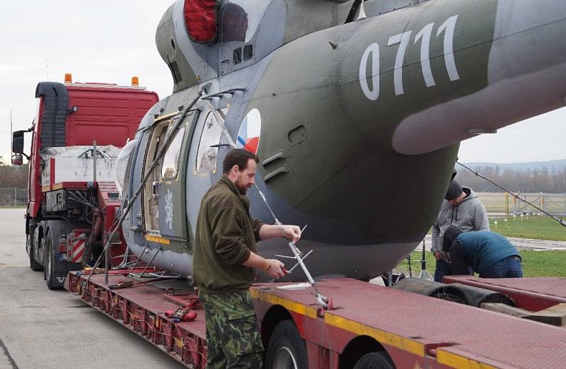 Vrtulník W-3A Sokol zamířil na generální opravu do Polska