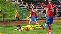 13. kolo FORTUNA ČFL, skupina A: FK ROBSTAV Přeštice (na snímku fotbalisté ve žlutých dresech) - FC Viktoria Plzeň B 1:2 (1:1).