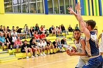 Basketbalisté Plzně (v bílých dresech) porazili Chomutov.