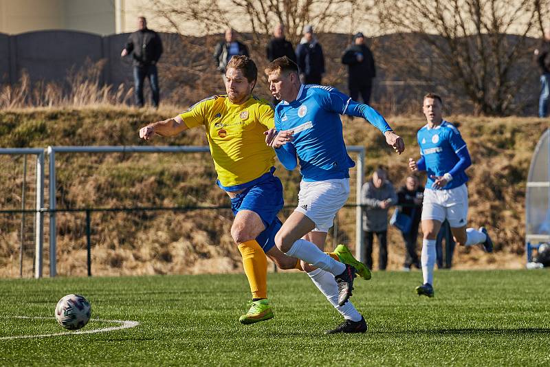 Fotbalisté plzeňské Doubravky (na archivním snímku hráči ve žlutých dresech) zdolali v pátek domácí Rokycany těsně 1:0 a slaví čtvrté vítězství za sebou.