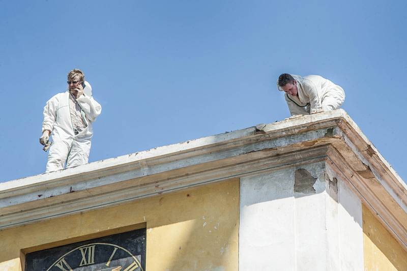 Demontáž kupole kostela sv. Petra a Pavla v Dolní Lukavici