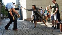 Španělský pouliční divadelník Adrian Schvarzstein (vlevo) a litevská tanečnice Jurate Širvyte-Rukštele (vpravo) odehráli ve čtvrtek v Plzni U Branky pouliční představení nazvané Cestující v čase