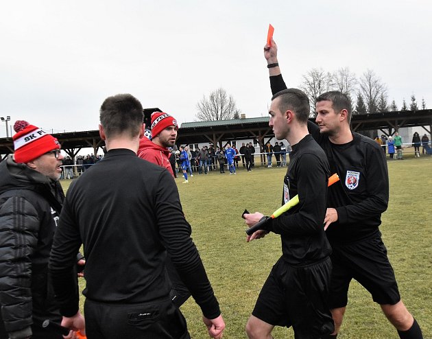 FORTUNA divize A (16. kolo): SK Otava Katovice - SK Petřín Plzeň (na snímku fotbalisté v červených dresech) 1:1.