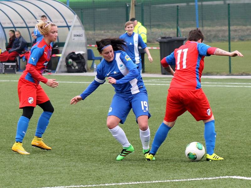 Ženy Viktorie Plzeň remizovaly 0:0 ve skupině o záchranu na hřišti ve Frýdlantu se Slovanem Liberec. Na snímku z posledního utkání obou soupeřů v Plzni bojují o míč Lucie Ranglová z Viktorie (vpravo) s libereckou Romanou Mikyskovou