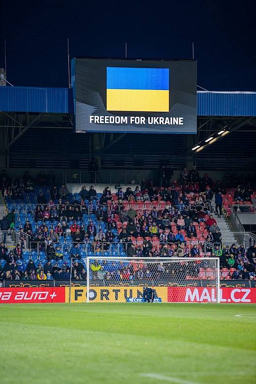 Do hlediště fotbalových stadionů mohlo po čase zase víc fanoušků, ligový zápas Viktorie Plzeň s Pardubicemi sledovalo 6184 diváků. A po utkání se radovali z výhry svého celku 4:0.