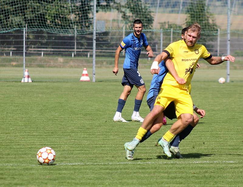 5. kolo FORTUNA ČFL, skupina A: FK ROBSTAV Přeštice (na snímku fotbalisté ve žlutých dresech) - TJ Jiskra Domažlice (modří) 5:1 (2:0).