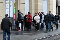 ělí dobít Plzeňskou kartu nebo si koupit předplatné, se na Klatovské třídě táhla před polednem až ven. Podle podniku jde o obvyklý jev ze začátku roku, kdy si lidé předplácejí jízdné. 