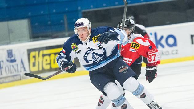 Hokejista Jakub Faschingbauer (na snímku v popředí) prošel reprezentačními mládežnickými výběry, teď nastupuje za Akademiky Plzeň v EUHL. Pochází ze sportovní rodiny – rodiče byli výborní tenisté, strýc a děd vytrvalostí běžci