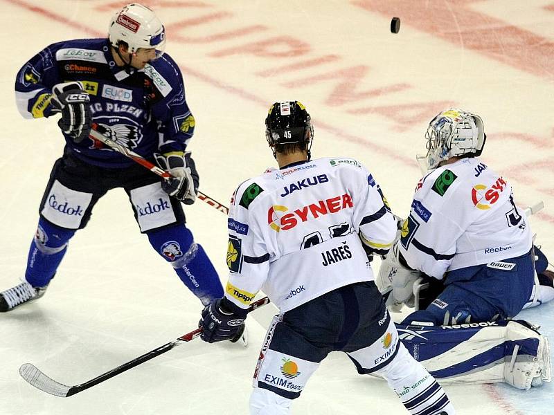 Hokejisté Plzně (v modrém) vyhráli v 9. kole extraligy v Liberci 4:2.