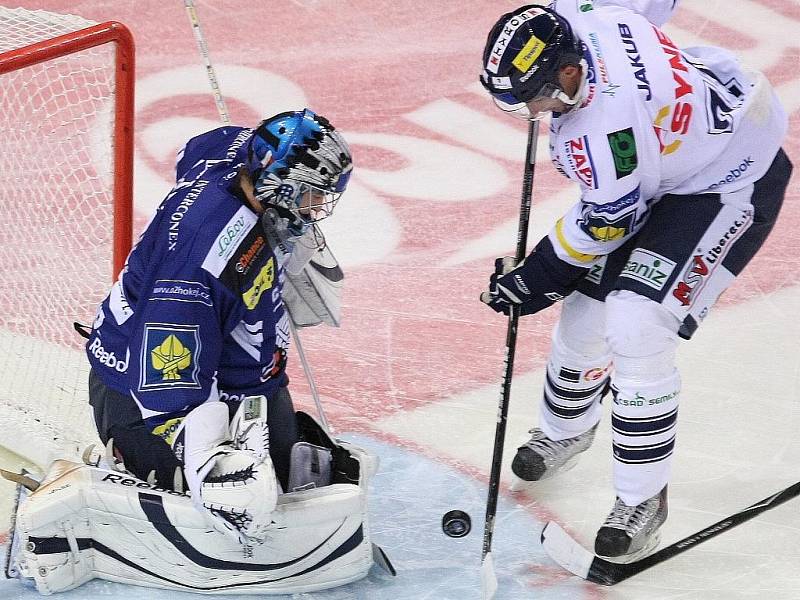 Hokejisté Plzně (v modrém) vyhráli v 9. kole extraligy v Liberci 4:2.
