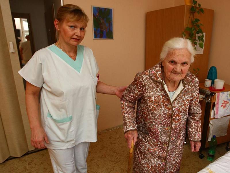 Sestřička Dana Broftová doprovází jednu z pacientek plzeňského hospicu na pokoj