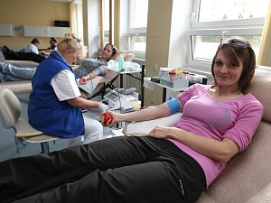Na transfuzní oddělení FN Plzeň už dorazili nejen studenti nebo plzeňští policisté. V roce 2012 zde darovala krev i Kateřina Emmons, bývalá sportovní střelkyně a trojnásobná olympijská medailistka