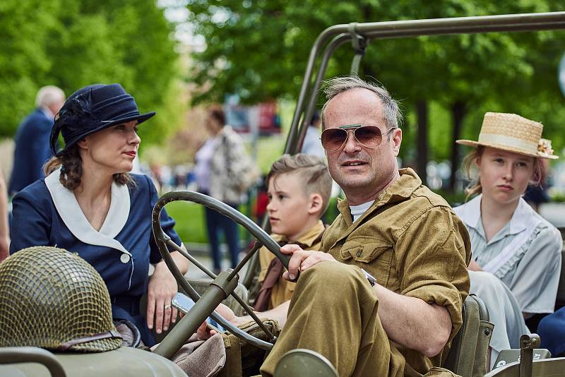 Konvoj svobody s více než 250 historickými vojenskými vozidly projel v neděli centrem města a zakončil letošní Slavnosti svobody. Přehlídky si zúčastnili i tři američtí a dva belgičtí účastníci osvobození v roce 1945, kterým mávaly tisíce lidí.