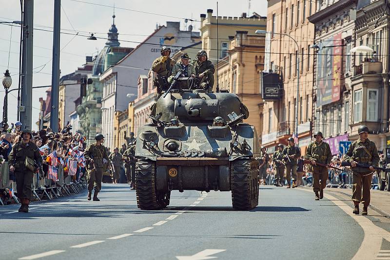 Konvoj svobody s více než 250 historickými vojenskými vozidly projel v neděli centrem města a zakončil letošní Slavnosti svobody. Přehlídky si zúčastnili i tři američtí a dva belgičtí účastníci osvobození v roce 1945, kterým mávaly tisíce lidí.