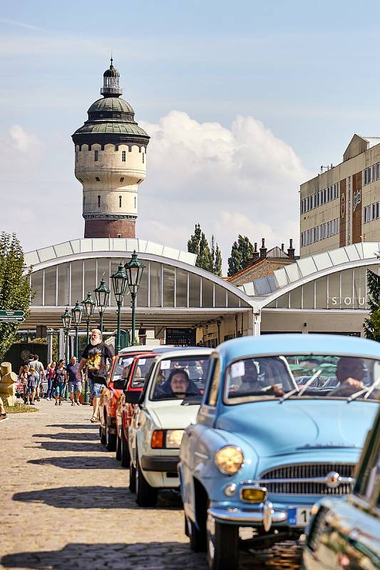 Veteránský sraz vozidel vyrobených za socialismu spojený se stokilometrovou vyjížďkou po Plzeňsku a Rokycansku startoval z nádvoří Plzeňského Prazdroje. Zúčastnit se mohly automobily a motorky prodávané v ČSSR v síti Mototechna v letech 1948 – 1989.