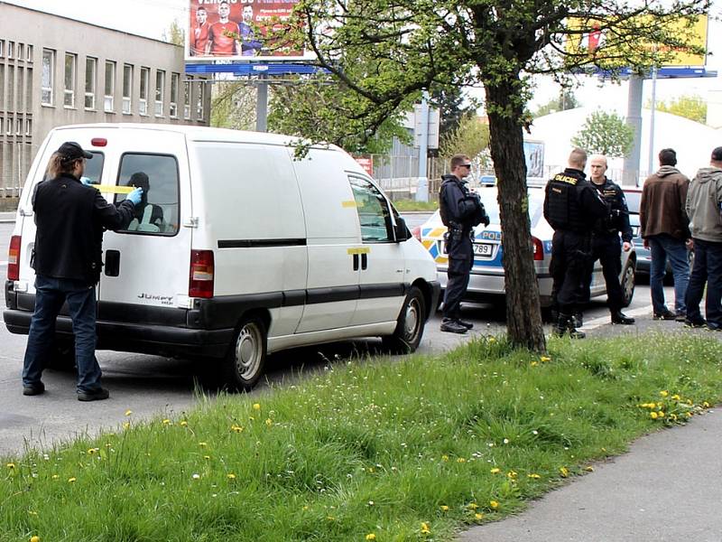 Policisté našli u muže v autě nelegálně držené zbraně a munici.