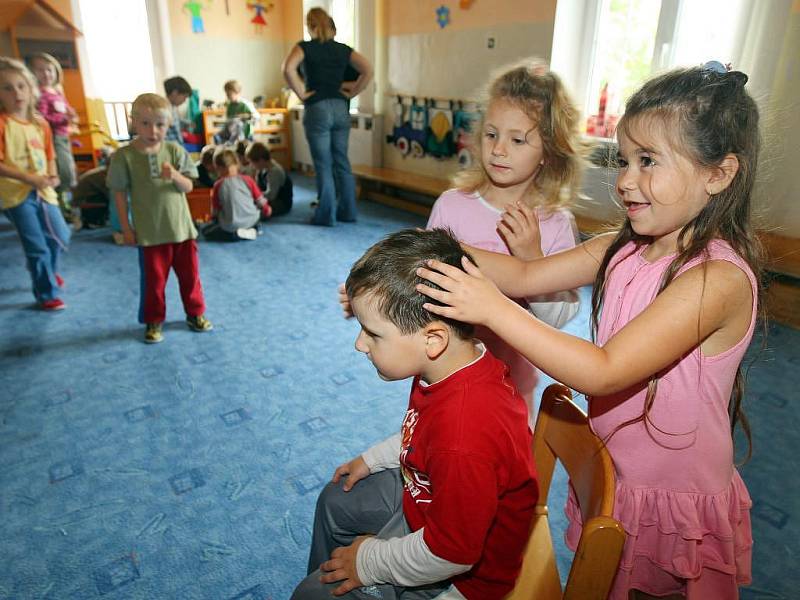 Nejdůležitější je při výskytu vší pravidelná kontrola hlavy. V kolektivu může malé breberky chytit každé dítě, i když si hlavu myje každý den