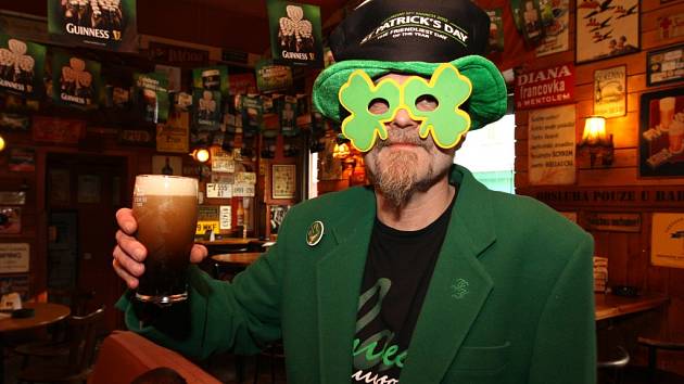Jiří Stejskal, barman z plzeňského hudebního klubu se připravil na irský svátek dokonale
