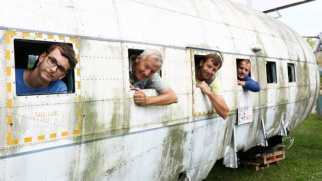 Zakladatel muzea Karel Tarantík u trupu letadla Dakota C47, což je vojenská dopravní a cargo verze legendárního letadla Douglas DC 3. Letadlo získal z Itálie a po sestavení jednotlivých částí jej hodlá zpřístupnit veřejnosti.