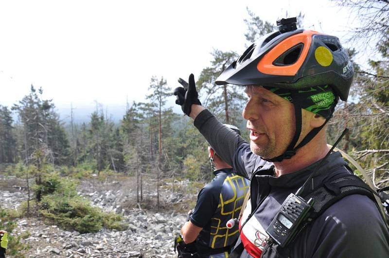 Takový peloton cyklistů se v Brdech  jen tak k vidění nebývá. Jelo nás na šest desítek, cyklisté všech generací včetně dětí.