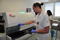 Jako druhé zdravotnické zařízení v Evropě získala Fakultní nemocnice Plzeň do užívání unikátní přístroj Dxl 9000 na vyšetření krevních vzorků