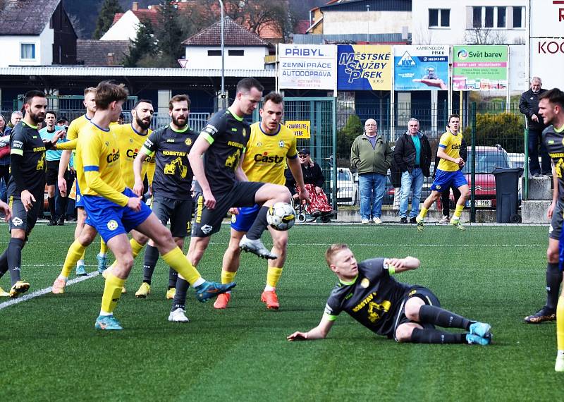 FORTUNA ČFL, skupina A (18. kolo): FC Písek - FK ROBSTAV Přeštice (na snímku fotbalisté v tmavých dresech) 1:1.